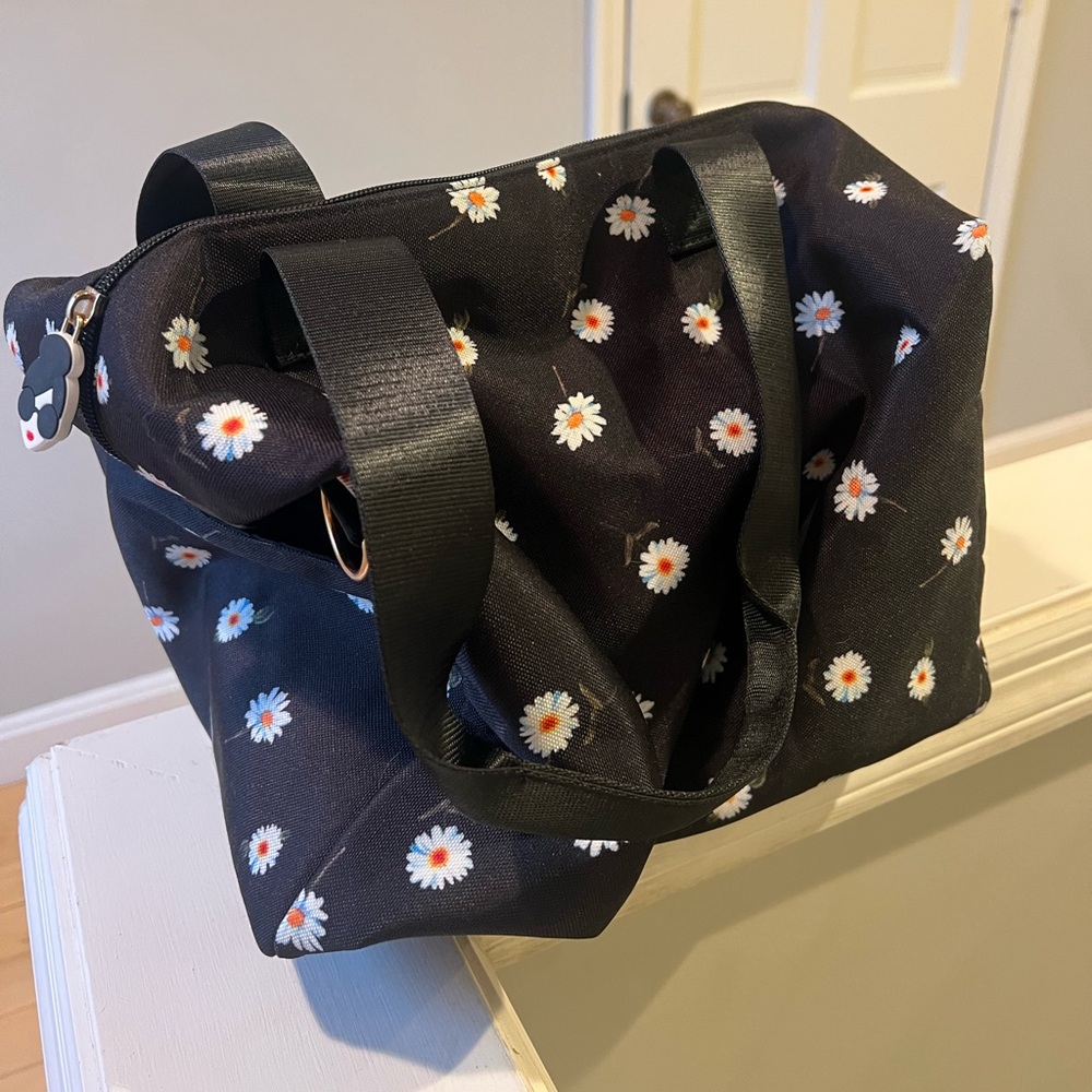 Alice and Olivia Daisy Duffle Travel Bag with Matching Reversible Bucket Hat - Picture 4 of 7
